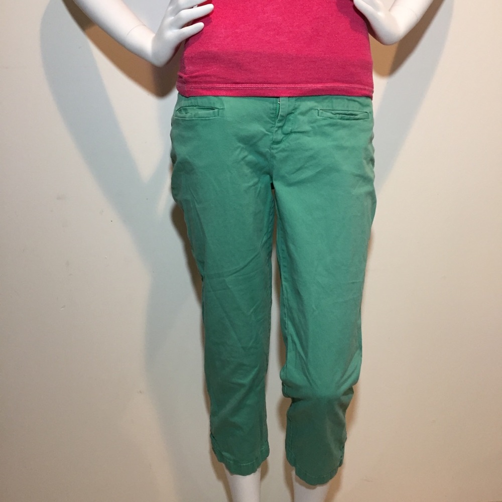 🔴LOFT light green women’s Capri shorts size 8
